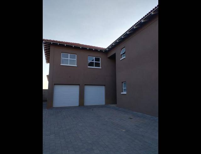 5 BEDROOM HOUSE FOR SALE IN FOURWAYS